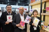 Dari kiri ke kanan: Pengurus Besar Kumpulan FFM Berhad, Dr. Liew Kai Wah, Pengerusi PPB Group Berhad, Dato’ (Dr.) Kapten Ahmad Sufian dan Pengarah merangkap Ketua Pegawai Kewangan FFM Berhad, Koh Mei Leng.
