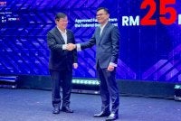Akmal (kanan) bersama Kon Yeow pada Majlis KL20 Penang 2026 di PWCC pada Khamis.