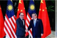 Anwar (kiri) bersama Perdana Menteri China, Li Qiang di Mingyuan Hall, Rumah Tetamu Negara West Lake (Xihu). Foto Bernama