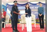 Shamsudin (kiri) pada Program Make A Wish Malaysia di IPD Petaling Jaya.