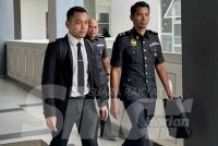 Pihak pendakwaan dan anggota KPDN tiba di Mahkamah Kota Bharu. 