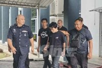 Tertuduh ketika dibawa ke Mahkamah Majistret Keningan pada Khamis. 