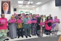Pihak Yadim dan hadirin yang memegang risalah tanda sokongan kepada Wanita Kelantan #QuranHour. Gambar kecil: Dr Sharifah Mastura
FOTO: SINAR HARIAN / ADILA SHARINNI WAHID