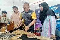 Zamzam (dua, kanan) ketika menghadiri program Creativ3 Xperience Festival 2026 (CXF'2026) : Ulir dan Ukir di Politeknik Besut, Terengganu pada Rabu. 