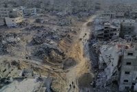 Operasi pembersihan sisa runtuhan konkrit di Gaza juga berdepan pelbagai cabaran. Foto Agensi