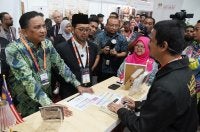 Reezal Merican ketika sesi lawatan ke reruai pameran MIHAS 2026 pada hari kedua bertempat di Aras 2 MITEC, di sini pada Khamis.