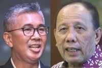 Tengku Zafrul (kiri) meminta Ismail menjelaskan lima persoalan berhubung perubahan pendirian mengenai proklamasi Yang di-Pertuan Besar Negeri Sembilan.