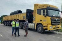 Antara kenderaan perdagangan yang ditahan atas pelbagai kesalahan termasuk membawa lebih muatan dalam Ops Gempur di sekitar daerah ini, Rabu lalu.FOTO FB JPJ PAHANG
