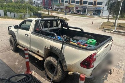 Suspek dikesan melakukan pengisian minyak diesel secara berulang ke dalam beberapa
tong di bahagian belakang kenderaan yang digunakan.FOTO KPDN Pahang