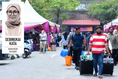 Mahasiswa baharu datang dengan beg yang lengkap, telefon pintar, komputer riba dan maklumat yang boleh dicari bila-bila masa. Foto hiasan