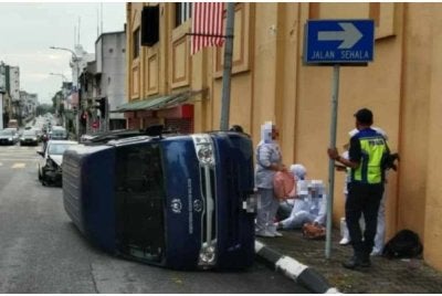 Seramai 11 individu termasuk pemandu berada di dalam kenderaan berkenaan ketika kejadian.