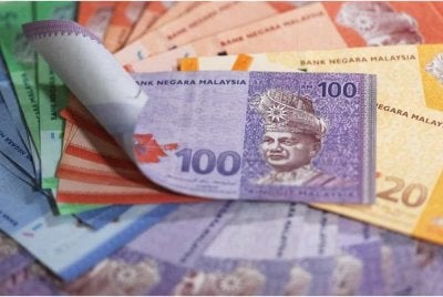 Ringgit dibuka tinggi berbanding mata wang utama tetapi menyusut berbanding dolar AS pada Khamis.