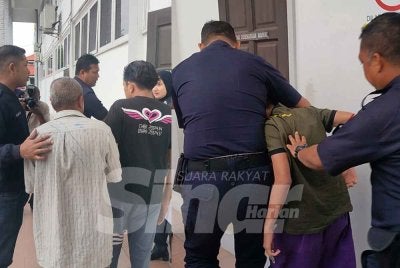 Lelaki berusia 44 tahun (dua dari kiri) dan remaja lelaki berusia 17 tahun (dua dari kanan) ketika dibawa ke Mahkamah Majistret Taiping pada Khamis. 