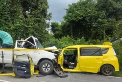 Seorang wanita maut manakala suami dan empat anaknya cedera dalam kemalangan membabitkan sebuah Perodua Alza dan Toyota Hilux. Foto: Facebook Polis Daerah Tanah Merah
