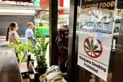  Lebih 10,000 kedai dan tapak penanaman kanabis yang mewakili lebih 95 peratus daripada operasi sedia ada telah didaftarkan dalam sistem pemantauan kerajaan. - Foto Agensi