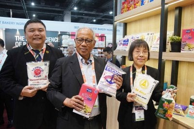 Dari kiri ke kanan: Pengurus Besar Kumpulan FFM Berhad, Dr. Liew Kai Wah, Pengerusi PPB Group Berhad, Dato’ (Dr.) Kapten Ahmad Sufian dan Pengarah merangkap Ketua Pegawai Kewangan FFM Berhad, Koh Mei Leng.

