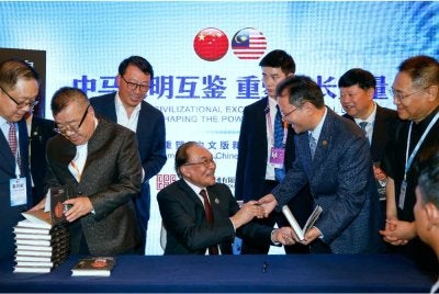 Anwar melancarkan terjemahan bahasa Mandarin bagi buku terbaharunya, Rethinking Ourselves: Justice, Reform and Ignorance in Postnormal Times sempena lawatan kerja selama tiga hari Perdana Menteri ke Shanghai dan Hangzhou.