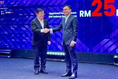 Akmal (kanan) bersama Kon Yeow pada Majlis KL20 Penang 2026 di PWCC pada Khamis.