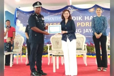 Shamsudin (kiri) pada Program Make A Wish Malaysia di IPD Petaling Jaya.