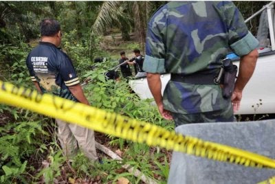 Anggota penguat kuasa melaksanakan tindakan penguatkuasaan di kawasan HSK Tasek Bera yang dikesan diteroka secara haram.FOTO PAHANG MEDIA