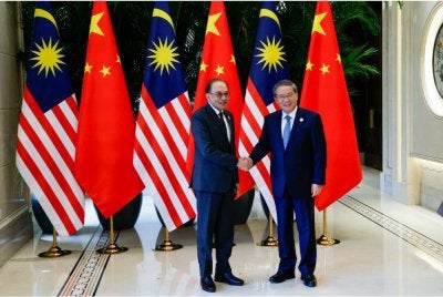 Anwar (kiri) bersama Perdana Menteri China, Li Qiang di Mingyuan Hall, Rumah Tetamu Negara West Lake (Xihu). Foto Bernama