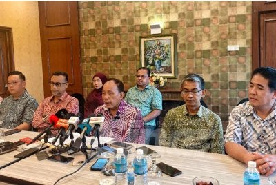 Ismail (tengah) bersama barisan Exco Negeri Sembilan ketika mengadakan sidang media pada Khamis. 