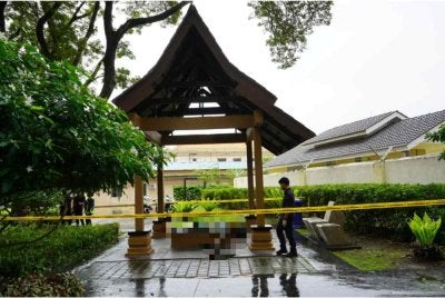 Mangsa ditemukan terbaring di bawah sebuah pondok di di Taman Rekreasi Persisiran Sungai Raja di Alor Setar pada Rabu. - Foto: Polis Kota Setar