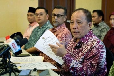 Ismail (kanan) ketika sidang media khas di Seremban hari ini. Foto: Bernama 