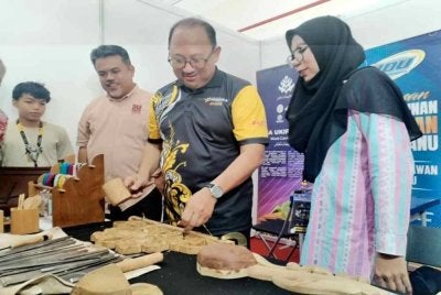 Zamzam (dua, kanan) ketika menghadiri program Creativ3 Xperience Festival 2026 (CXF'2026) : Ulir dan Ukir di Politeknik Besut, Terengganu pada Rabu. 