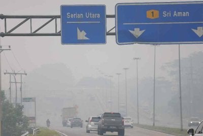 Keadaan berjerebu yang dirakam di Jalan Serian-Sri Aman. Foto fail Bernama