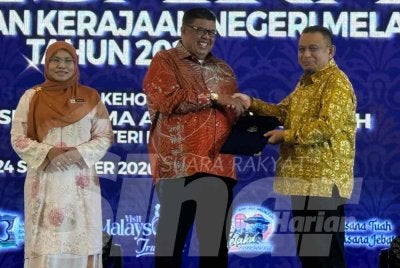 Ab Rauf (tengah) menyampaikan sijil penghargaan kepada Bekas Setiausaha Kerajaan Negeri Melaka, Datuk Azhar Arshad. 