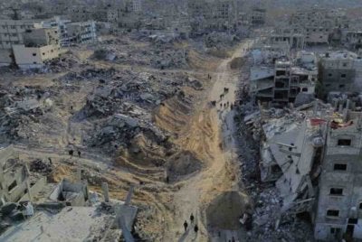 Operasi pembersihan sisa runtuhan konkrit di Gaza juga berdepan pelbagai cabaran. Foto Agensi