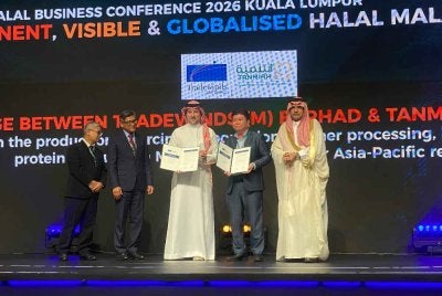 MoU ditandatangani oleh Ketua Pegawai Eksekutif TWM, Dennis Foo (dua,kkanan) dan Ketua Pegawai Hal Ehwal Korporat Tanmiah Food Company, Samer Alsourani (tengah) sempena Pameran Halal Antarabangsa Malaysia (MIHAS) 2026, di ibu negara pada Khamis.