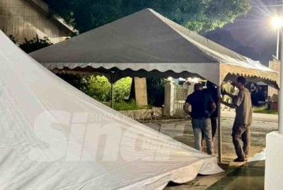 Khemah khas juga telah disediakan di bahagian tepi kediaman bagi kemudahan para tetamu yang hadir menziarahi dan memberikan penghormatan terakhir.