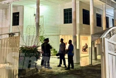 Suasana pilu dan hiba menyelubungi kediaman abang kepada Perdana Menteri, Idrus Ibrahim yang menghembuskan nafas terakhir pada petang Khamis.