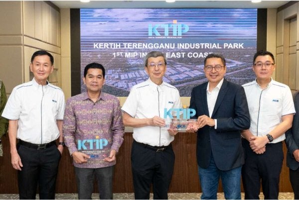 (Dari kiri) Hock Guan, Faizal, Hock San, Awasi dan Lit Chek pada majlis pengumuman KTIP sebagai taman perindustrian pertama di Pantai Timur yang menerima akreditasi MIP pada Khamis.