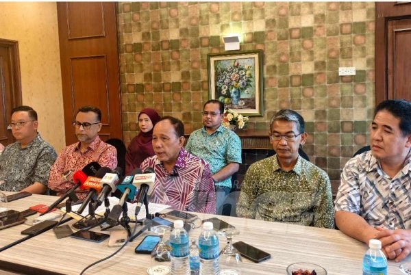 Ismail (tengah) bersama barisan Exco Negeri Sembilan ketika mengadakan sidang media pada Khamis. 