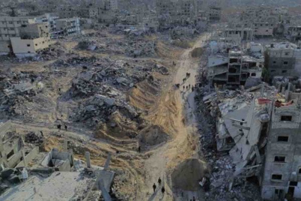 Operasi pembersihan sisa runtuhan konkrit di Gaza juga berdepan pelbagai cabaran. Foto Agensi