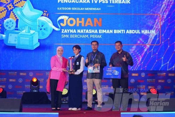 Anugerah Pengacara TV PSS Terbaik disandang pelajar SMK Bercham, Zayna Natasha Eiman Abdul Halim. Foto Sinar Harian - MOHD HALIM ABDUL WAHID