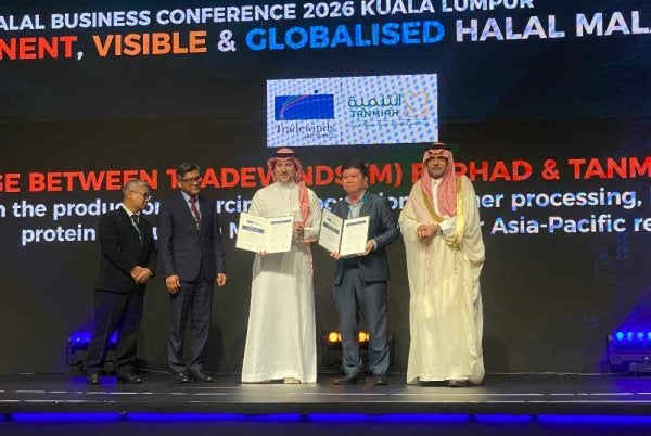 MoU ditandatangani oleh Ketua Pegawai Eksekutif TWM, Dennis Foo (dua,kkanan) dan Ketua Pegawai Hal Ehwal Korporat Tanmiah Food Company, Samer Alsourani (tengah) sempena Pameran Halal Antarabangsa Malaysia (MIHAS) 2026, di ibu negara pada Khamis.
