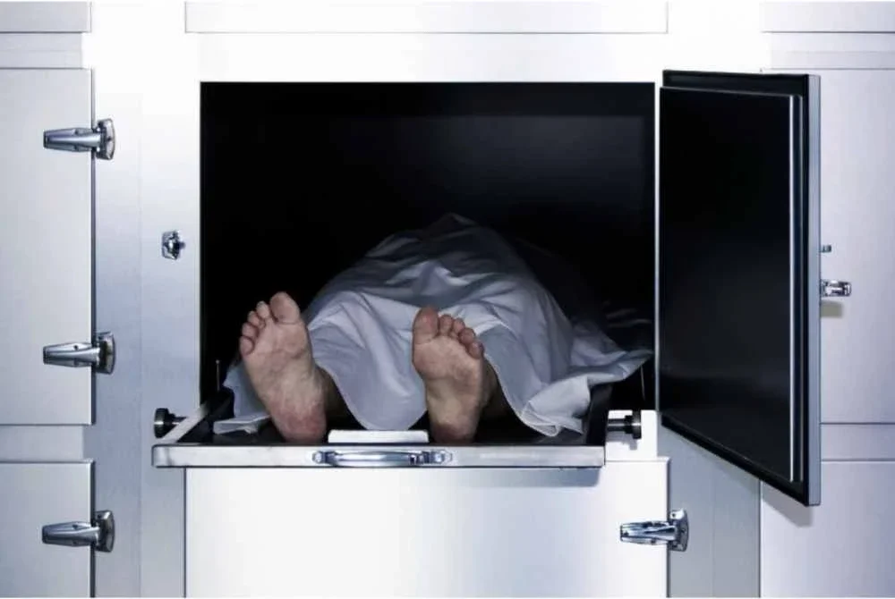 Wanita berkenaan menunjukkan tanda-tanda masih hidup selepas diletakkan di dalam keranda. - Gambar hiasan