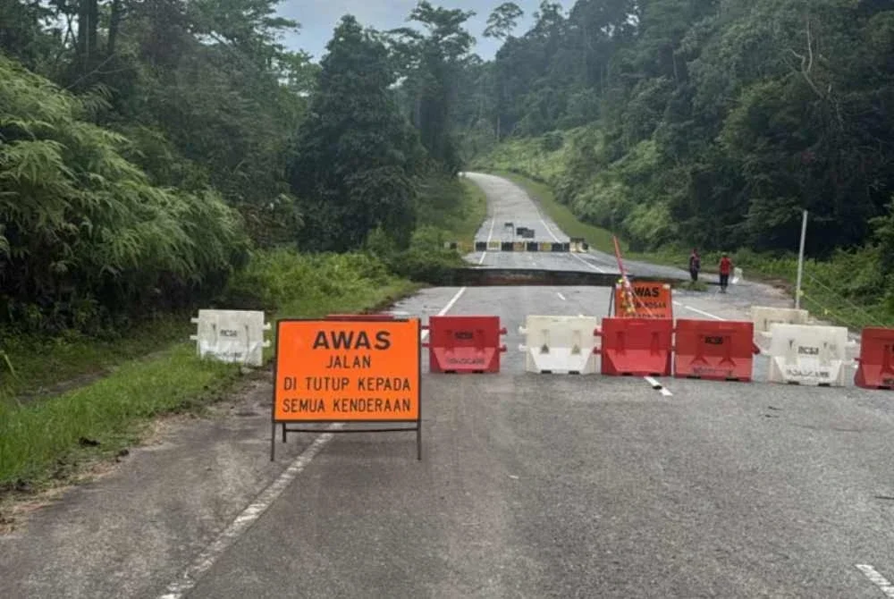 Laluan dua lorong dua hala di kawasan tanah runtuh yang telah diwartakan ditutup kepada semua kenderaan.