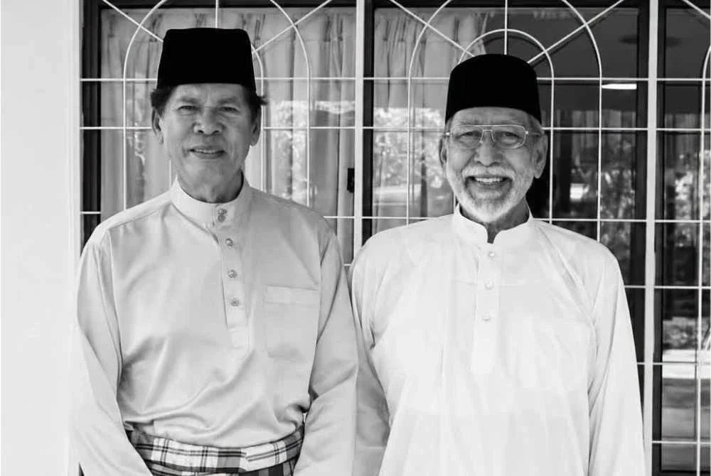 Ramli (kiri) berkongsi gambar bersama Allahyarham Idrus di Facebook.