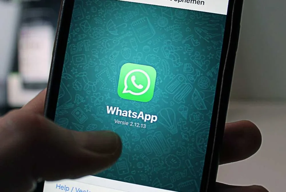 Pengguna yang terjejas dinasihatkan supaya menggunakan saluran rasmi WhatsApp untuk pemulihan atau semakan akaun. Foto hiasan