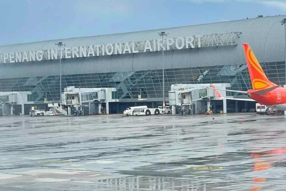 Polis sedang mengesan seorang lelaki warga asing yang disyaki terlibat dalam kehilangan wang tunai berjumlah RM60,000 milik seorang lelaki tempatan ketika menaiki penerbangan dari Kuala Lumpur ke Pulau Pinang pada Khamis.