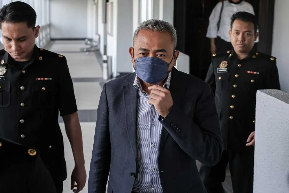 Adi Azuan (depan, kanan) mengaku tidak bersalah selepas pertuduhan dibacakan di hadapan Hakim Suzana Hussin. Foto: Bernama