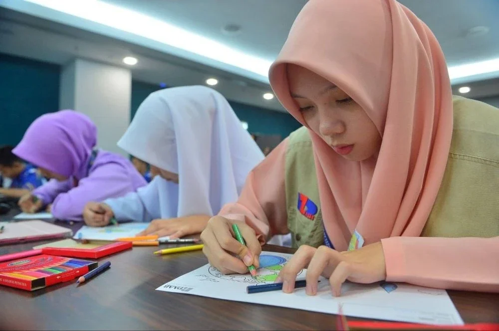 Peserta Segmen Bersama PAAB menunjukkan kreativiti mereka dalam aktiviti interaktif kesedaran air dan alam sekitar.
