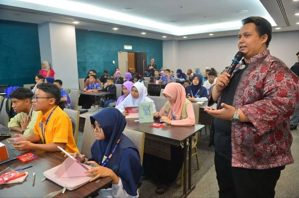 Seramai 33 pelajar dari seluruh negara menyertai segmen Bersama PAAB sempena Festival TV PSS Sinar Bestari Peringkat Kebangsaan 2026 membuka mata pelajar mengenai kesedaran kelestarian air dan alam sekitar. 