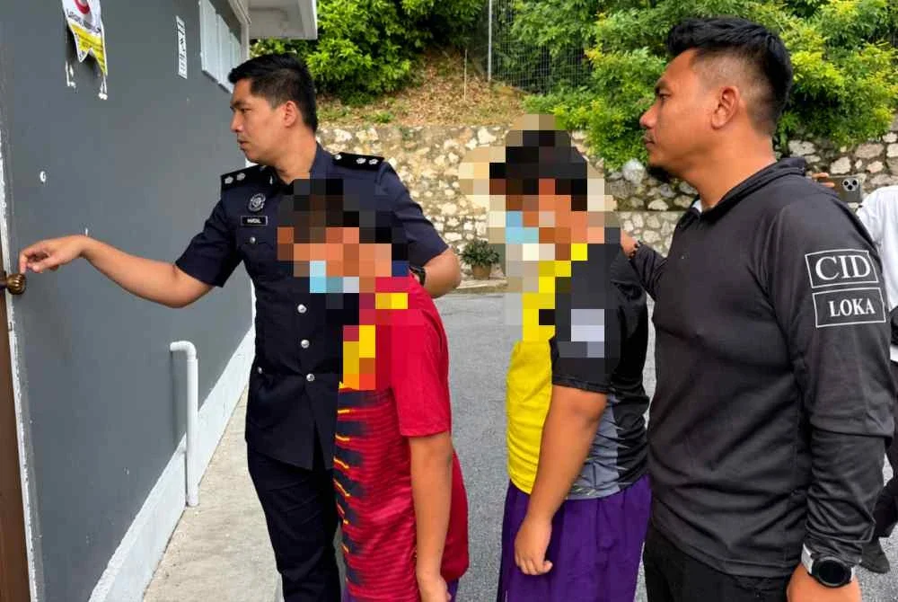 Dua pelajar lelaki dari sebuah maahad tahfiz masing-masing berusia 13 dan 14 tahun dihadapkan ke Mahkamah Majistret Parit pada Jumaat atas pertuduhan menyebabkan kecederaan menggunakan seterika terhadap seorang pelajar, minggu lalu.