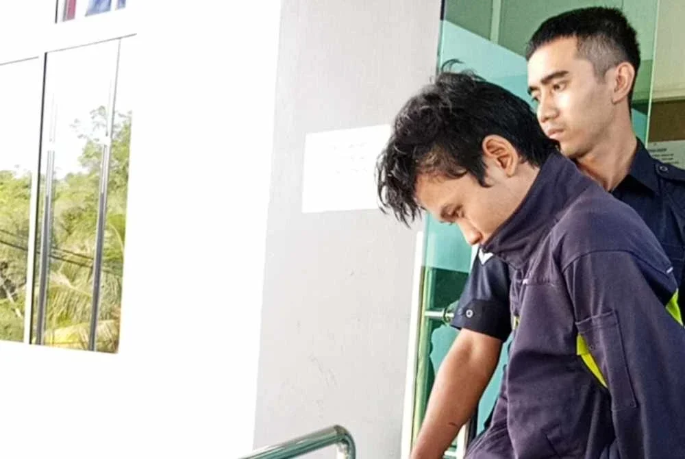 Nanda (kiri) dibawa ke Mahkamah Majistret Kluang pada Jumaat.
